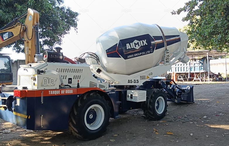 Self-loading concrete mixer, popular in El Salvador